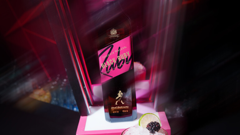 Johnnie Walker Black Ruby y Alfredo Martínez presentan: “CocktA.I.l Dress”, en el Mercedes Benz Fashion Week