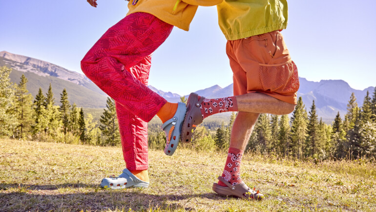 ¡Exprésate! Dale color y personalidad a cada paso con Crocs Classics y Jibbitz™