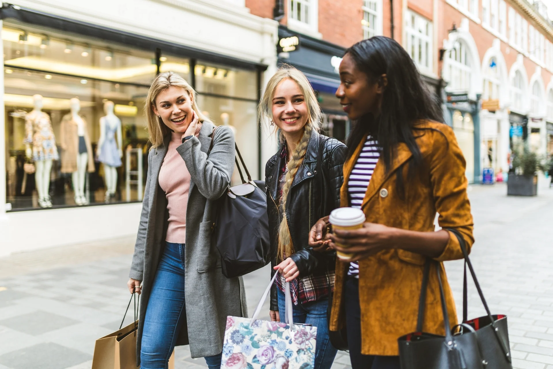 Zara, H&M y Shein lideran el top 10 de marcas más compradas en la industria de ropa de segunda mano