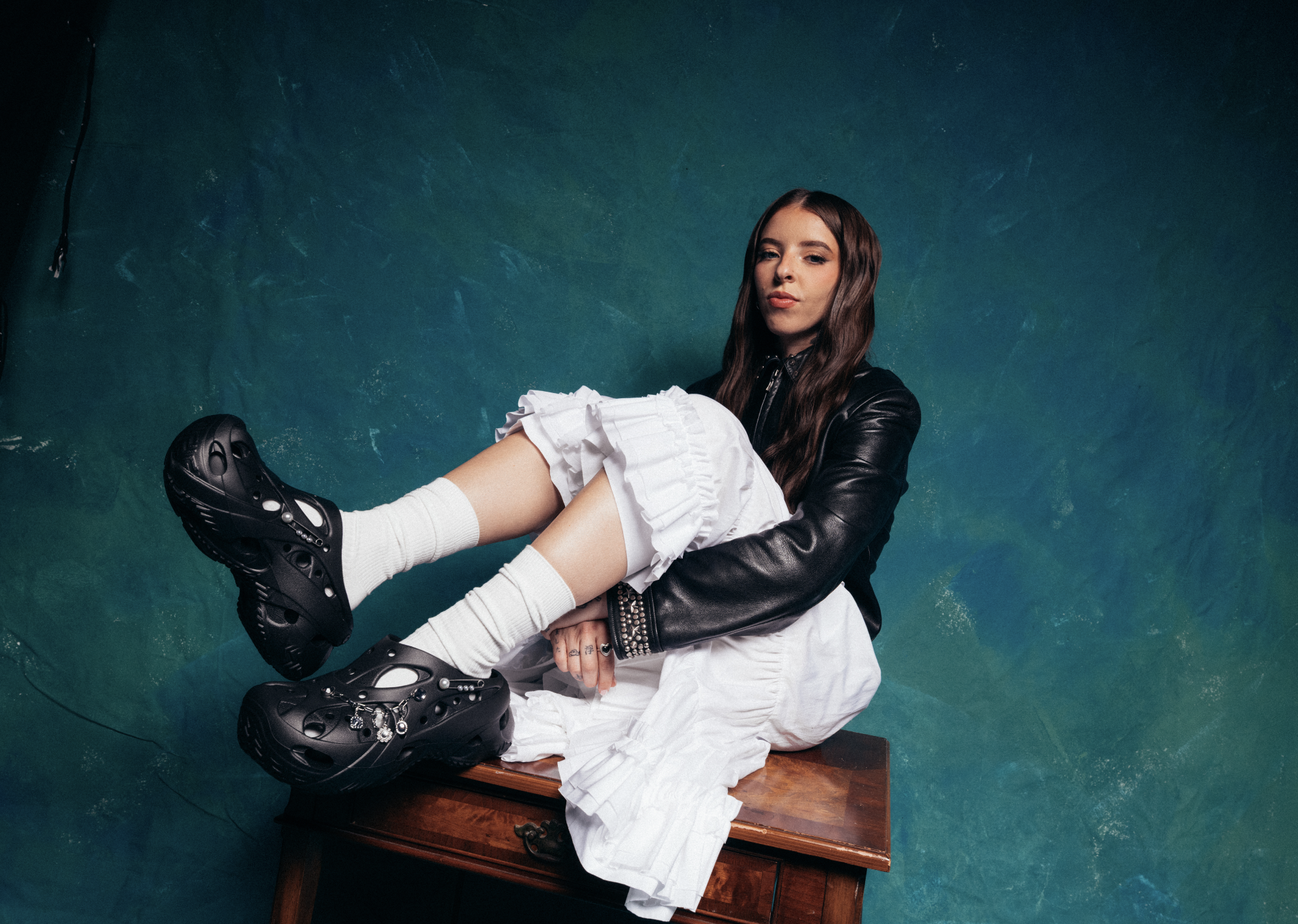 Crocs Caged™ se reinventa con estilo urbano y un toque de actitud, de la mano de Young Miko