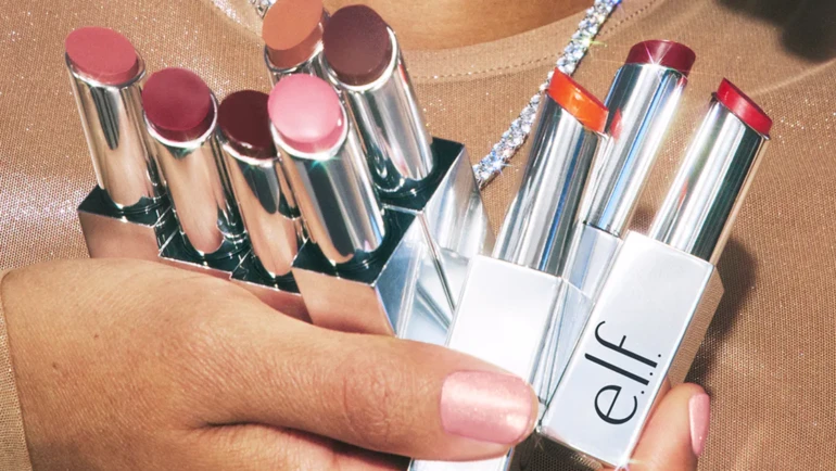 e.l.f entra a su era más glowy, presentando sus novedades que iluminan desde el skincare hasta el makeup