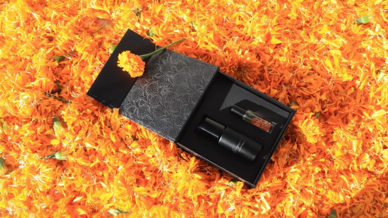 Perfume de Cempasúchil con tapón de Obsidiana, aroma y diseño de temporada.