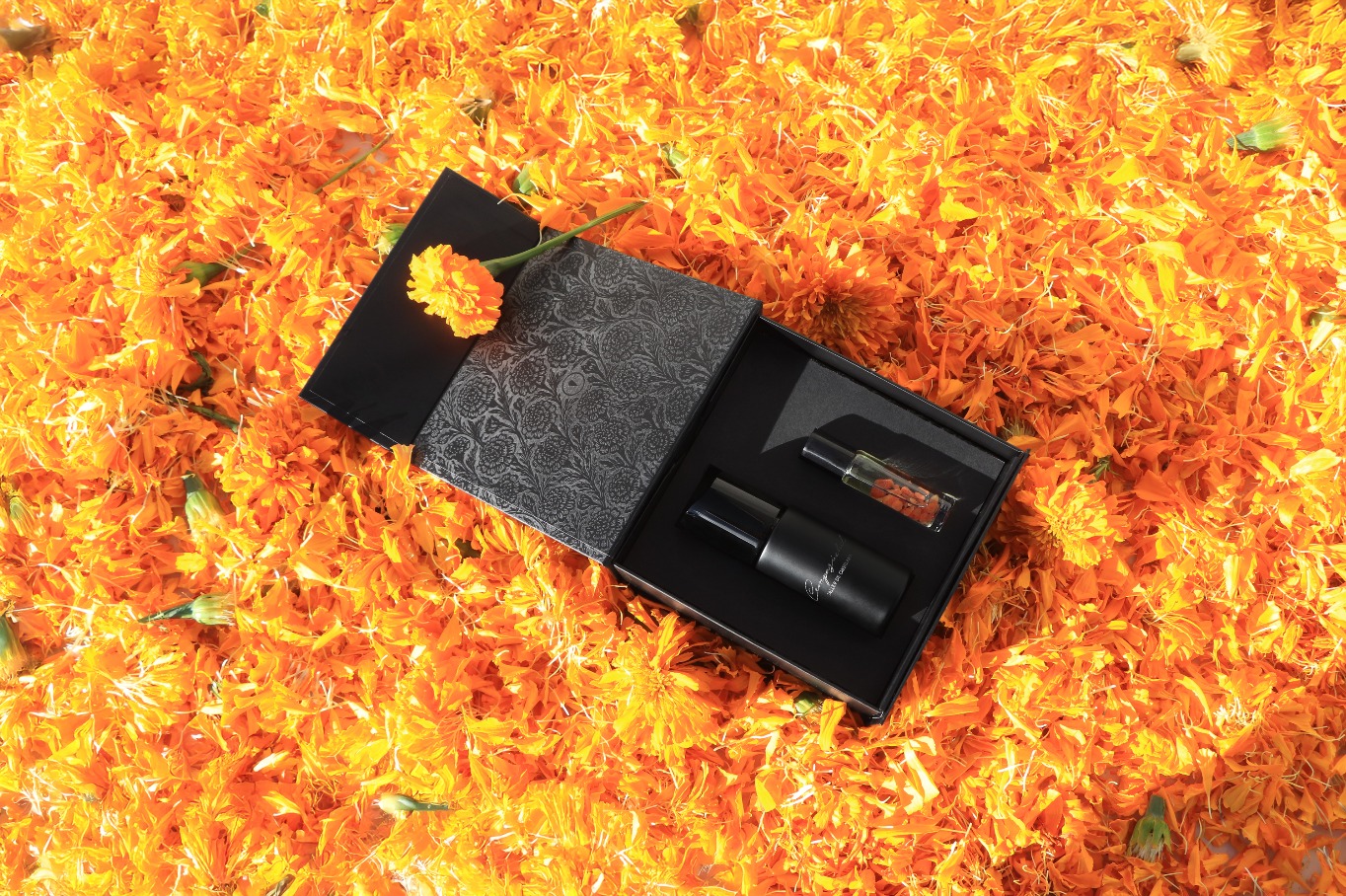 Perfume de Cempasúchil con tapón de Obsidiana, aroma y diseño de temporada.